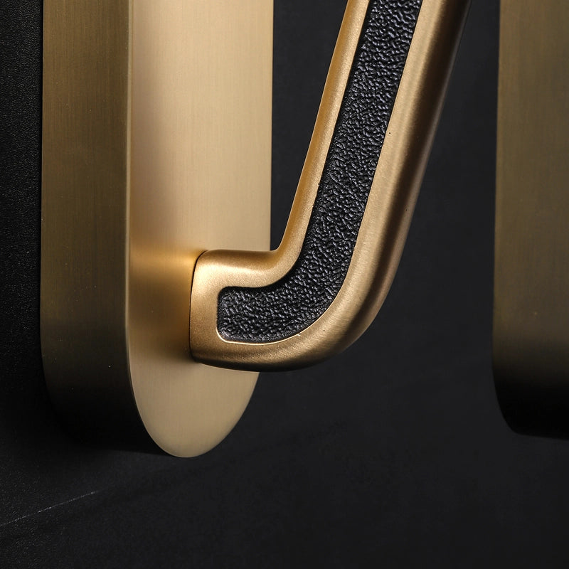 single wall-mounted wall light