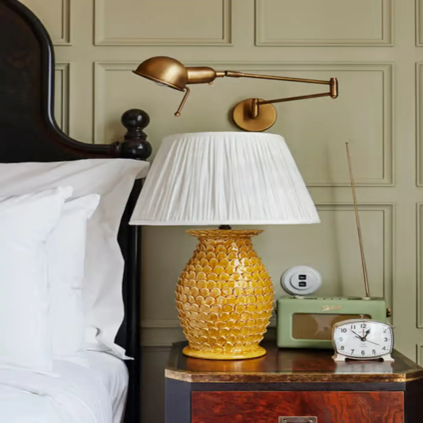 reade-wall-light- antique-brass