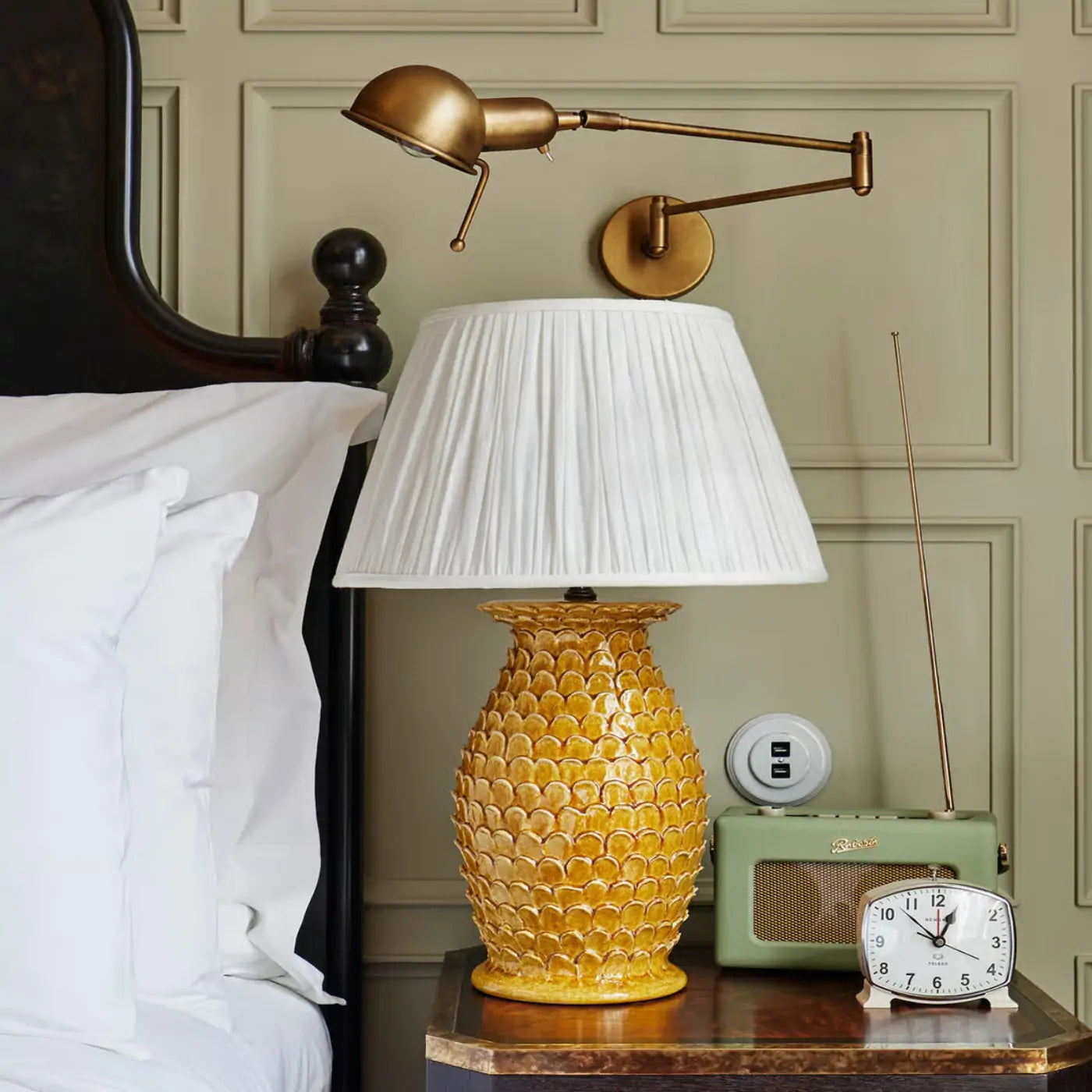 reade-wall-light- antique-brass