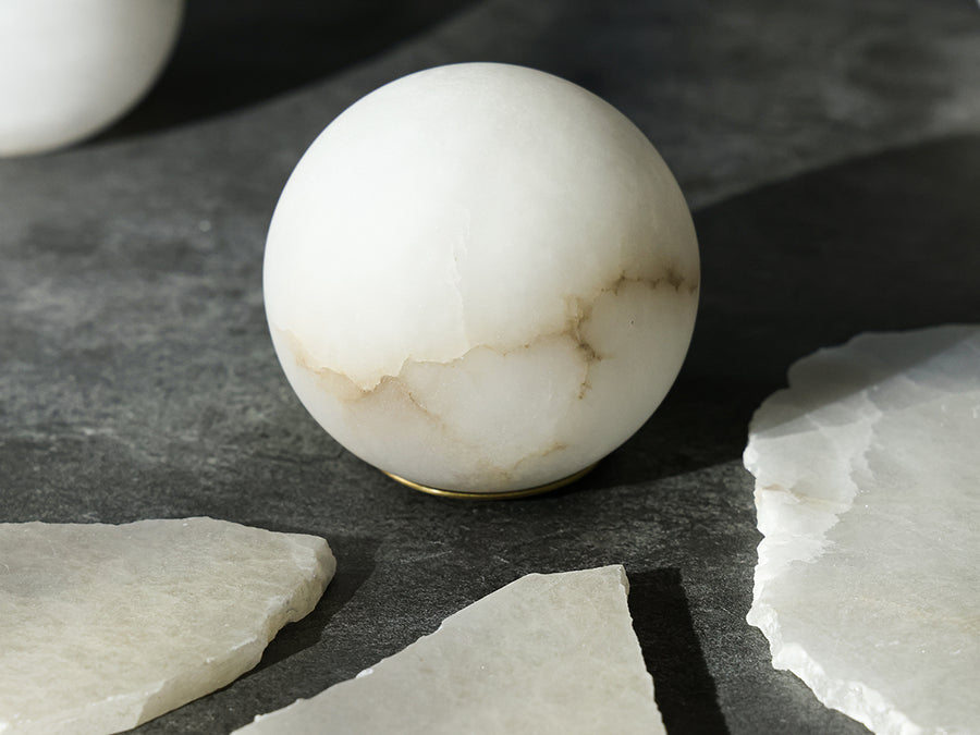 spherical-alabaster-wall-sconce-in-natural-brass-03