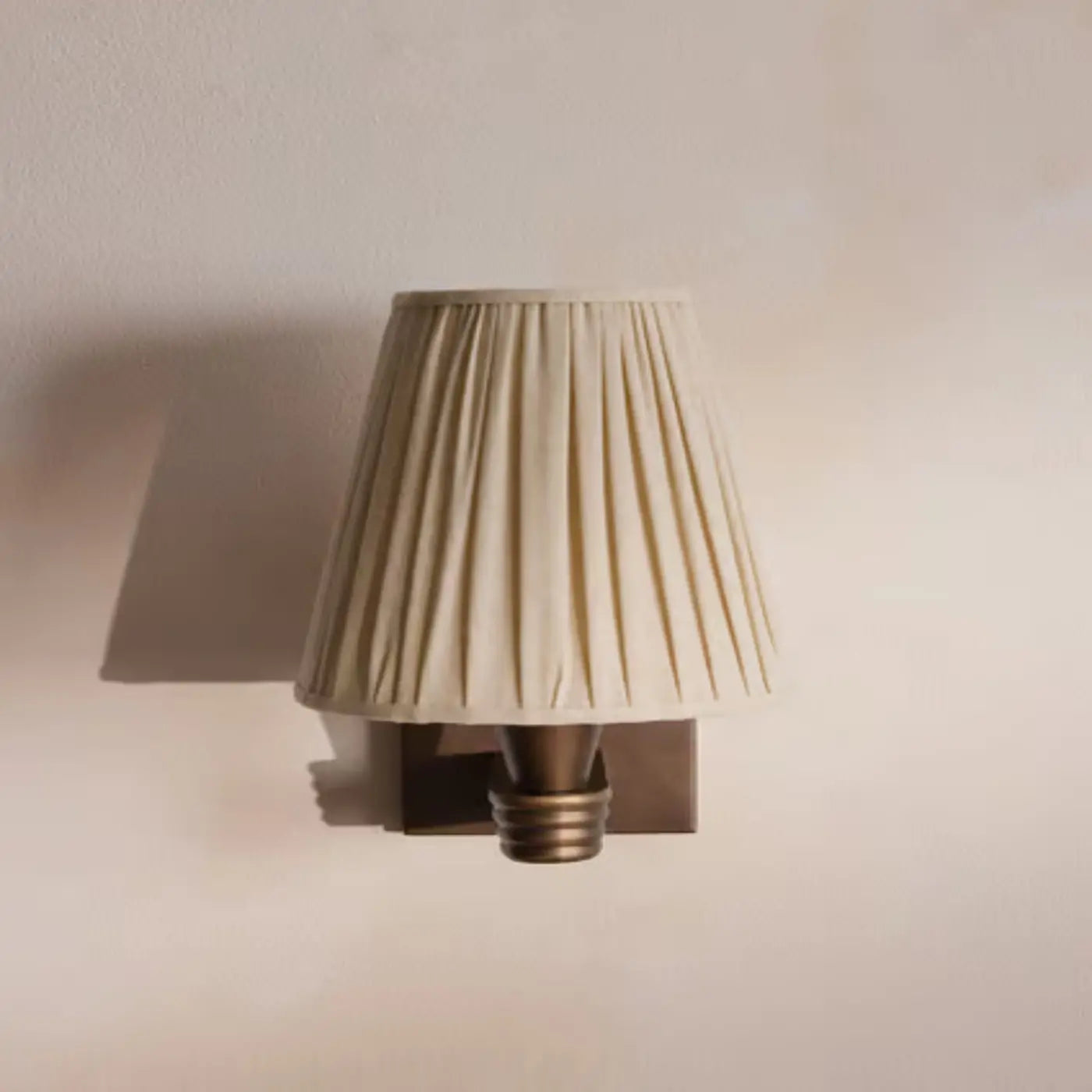 viola-wall-light-bronze